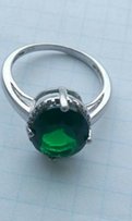 Продам серебряное женское кольцо с зелёным камушком. - Вишнёвое