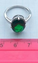 Продам серебряное женское кольцо с зелёным камушком. - Вишнёвое