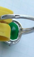 Продам серебряное женское кольцо с зелёным камушком. - Вишнёвое