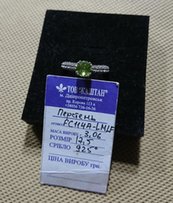 Кольцо из серебра с натуральным перидотом и сапфирами (синт.), р. 17,5 - Мариуполь